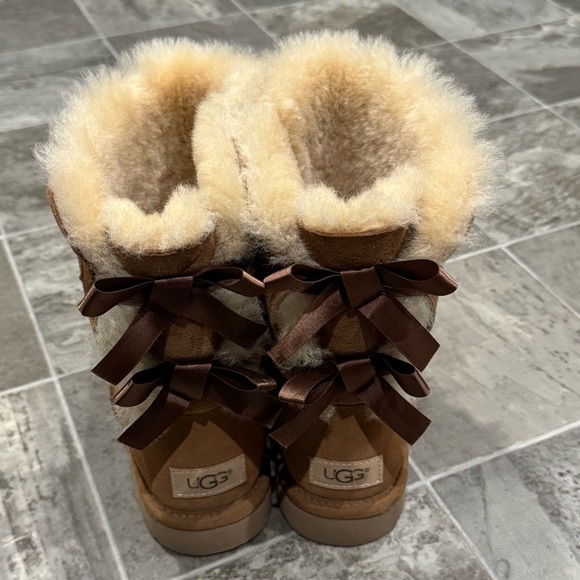 UGG Bailey Bow II Boots Size 7 Brown Chestnut Sheepskin - Picture 3 of 14